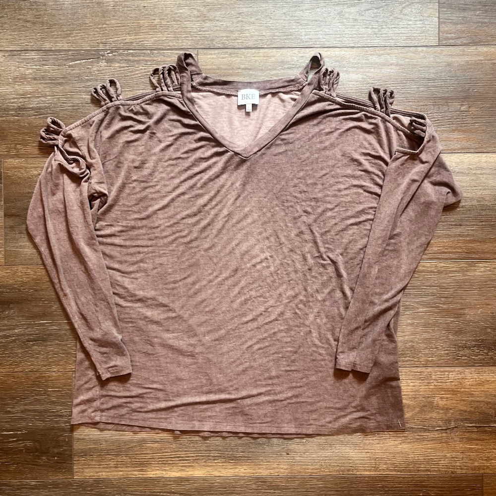Buckle shirt with cutout sleeves